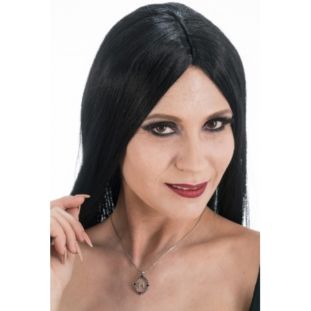 Bijoux Mercredi Addams porté par une femme